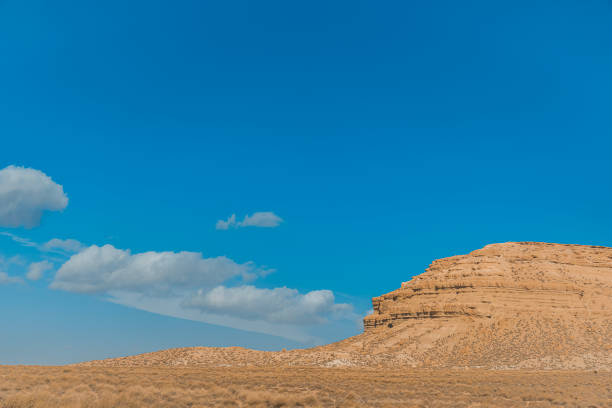 青い空を持つモロッコの山の岩層 - canyon rock mountain cliff ストックフォトと画像