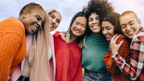 groupe multiethnique de femmes s’amusant ensemble à l’extérieur pendant l’été - mode de vie culturel des jeunes - focus sur le visage des filles asiatiques - face time photos et images de collection