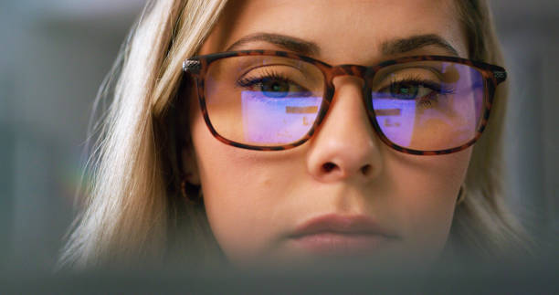 Serious woman, face or glasses for laptop reading in studying, education or learning college, university or school degree. Closeup, student or vision eyewear in late research on technology reflection mujer seria, cara o anteojos para leer en la computadora portátil en el estudio, la educación o el aprendizaje de la universidad, universidad o título escolar. gafas de primer plano, estudiantes o de visión en investigaciones tardías sobre reflexión