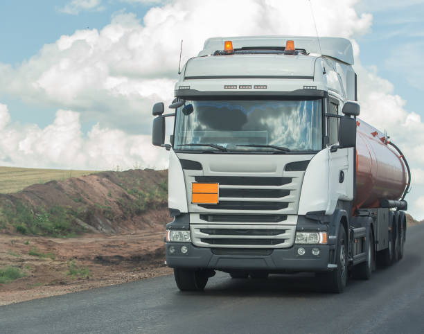 caminhão de combustível está se movendo ao longo de uma estrada rural - truck oil industry natural gas action - fotografias e filmes do acervo