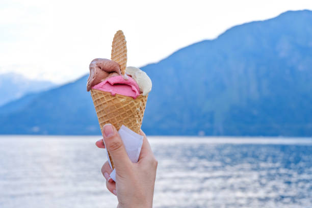 женщина стороны проведения мороженое с вафлями - italian lake district стоковые фото и изображения