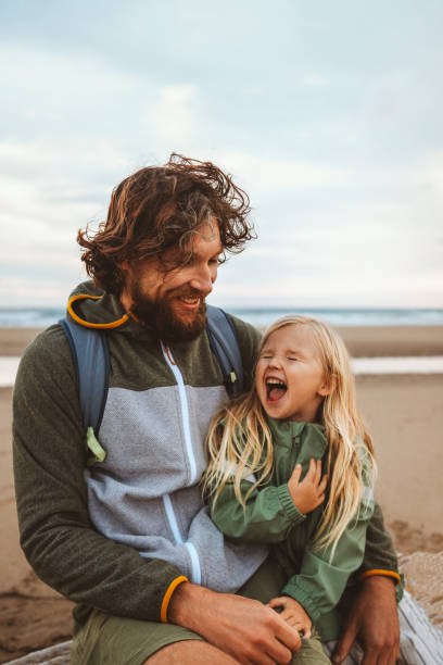 famiglia padre con bambino all'aperto papà con figlia felice ridere vacanze lifestyle insieme candido emozioni - family summer portrait nature foto e immagini stock