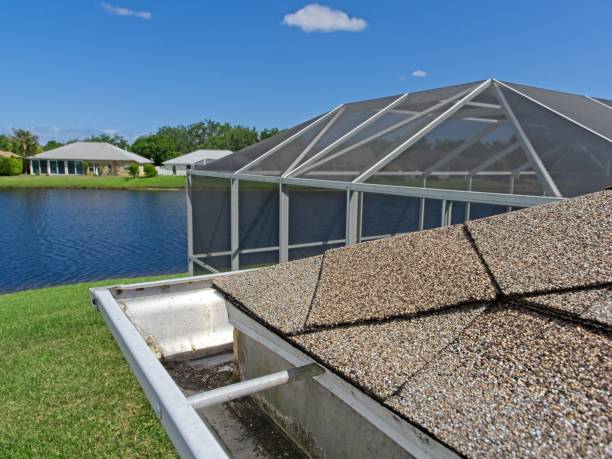 istock Recently cleaned out roof gutter on corner of Florida home 1478505843
