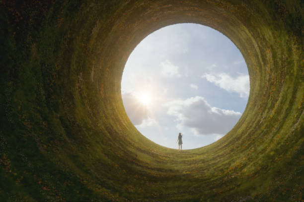 Mujer de pie en un paisaje surrealista de fantasía - foto de stock