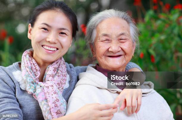 Foto De Feliz Avó Com A Neta - Fotografias de stock e mais imagens de Asiático e indiano - Asiático e indiano, Terceira idade, 70 anos