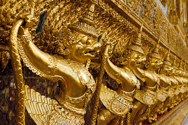 golden garuda à bangkok, le grand palais, le temple de wat phra kaeo thaïlande - garuda bangkok thailand gold photos et images de collection