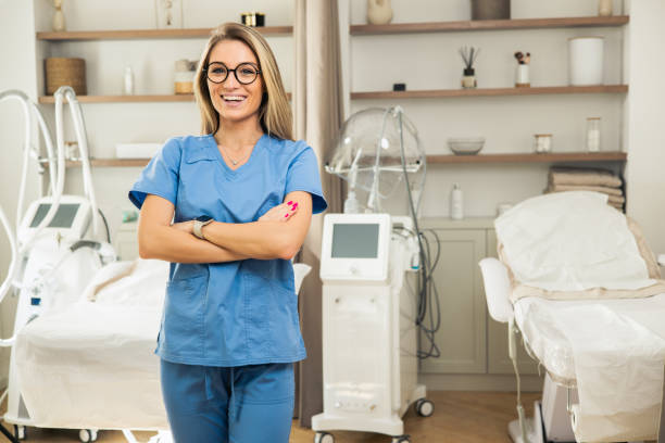 portrait d’une employée de salon de beauté - esthéticienne photos et images de collection