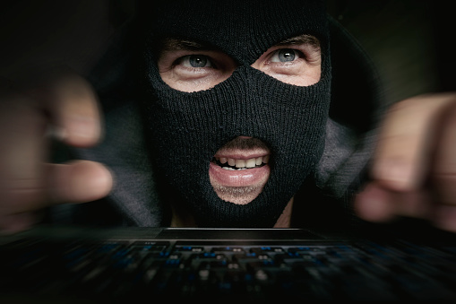 Hacker Berdiri Dalam Kegelapan Diamdiam Mencuri Data Dari Komputer Hacker Berdiri Dalam Kegelapan Diamdiam Mencuri Data Dari Komputer