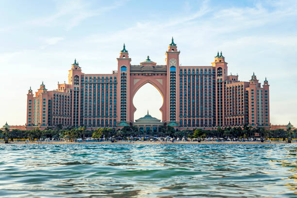 panorama of atlantis the palm est un hôtel de luxe 5 étoiles à dubaï, émirats arabes unis - water architecture train united arab emirates photos et images de collection