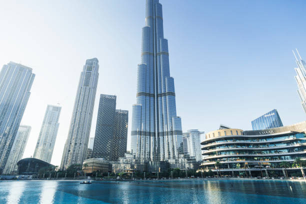 vue du burj khalifa, le plus haut bâtiment du monde. fontaine du dubai mall. - dubai burj khalifa shopping mall united arab emirates photos et images de collection