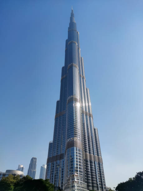 o horizonte do centro de dubai durante todo o dia com o burj khalifa e outras torres com vista panorâmica em dubai, emirados árabes unidos. dubai, uae , emirados árabes unidos. 27 de novembro de 2022. - dubai skyscraper architecture united arab emirates - fotografias e filmes do acervo