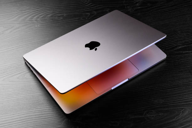 hcmc, wietnam - marzec 2023. macbook pro 14 cali m2 - macbook zdjęcia i obrazy z banku zdjęć