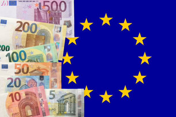 o conceito de crise financeira e recessão. nota do euro sobre um fundo da bandeira da união europeia - european union coin european union currency euro symbol coin - fotografias e filmes do acervo