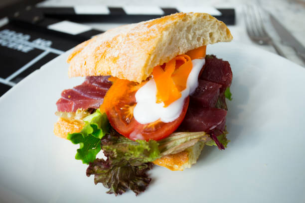 delicioso sándwich con atún y verduras. - tuna salad sandwich fotografías e imágenes de stock