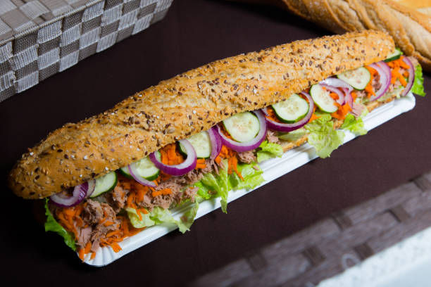 delicioso sándwich con atún y verduras. - tuna salad sandwich fotografías e imágenes de stock