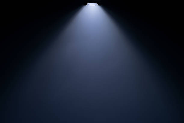 primer plano del haz de luz aislado sobre negro - light bulb flash fotografías e imágenes de stock