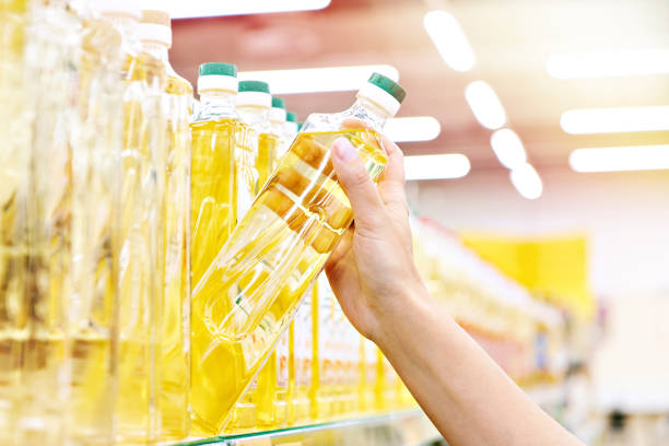 istock Hand with sunflower oil in store 1478670820