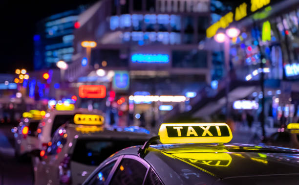 taxi auf der stadtstraße bei nacht - taxi germany car public transportation stock-fotos und bilder