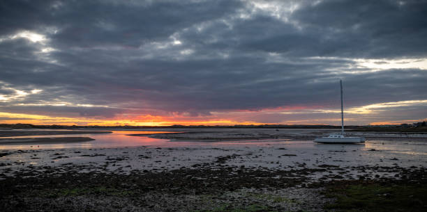 nachglühen im ravenglass village - ramble stock-fotos und bilder