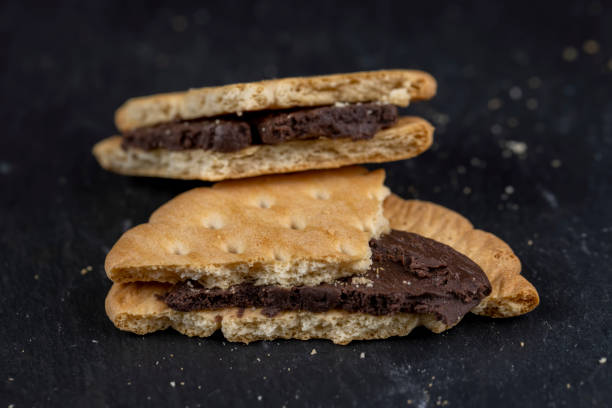 frische knusprige kekse mit schokoladenfüllung - 2613 stock-fotos und bilder