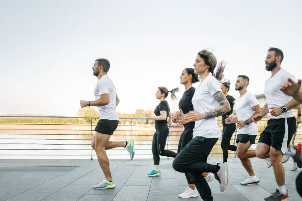 biegacze przygotowujący się do półmaratonu - jogging running motivation group of people zdjęcia i obrazy z banku zdjęć