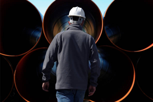 Engineer checking industrial pipes - fotografia de stock