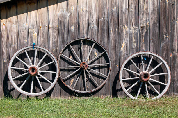 ruota del carro - wagon wheel foto e immagini stock