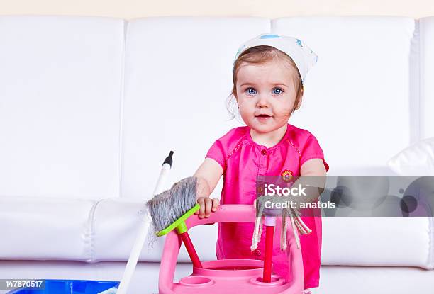 Lavori Di Casa - Fotografie stock e altre immagini di Allegro - Allegro, Ambientazione interna, Assistenza