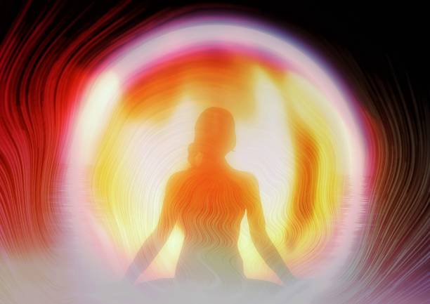 光の効果を持つ瞑想する女性のシルエットの3dイラスト - aura ストックフォトと画像