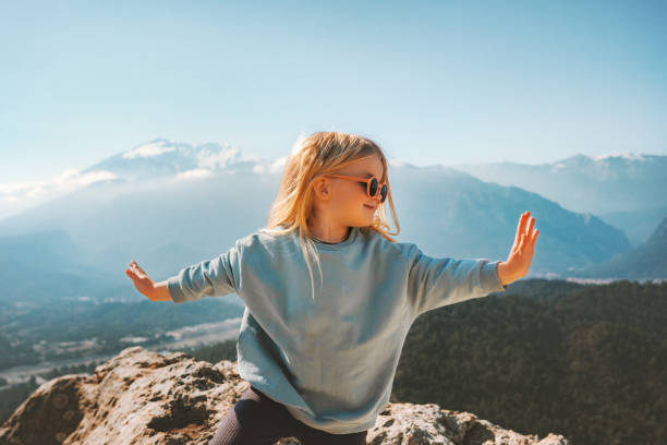 enfant voyageant dans les montagnes mains levées randonnée famille mode de vie sain actif vacances d’été en plein air 4 ans fille profitant de la vue - 4 5 years photos et images de collection