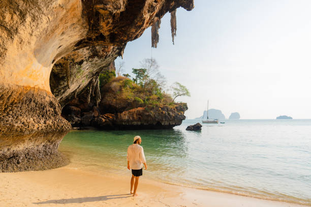 homme marchant sur la plage de railey et regardant des paysages magnifiques - phuket province thailand tourist asia photos et images de collection