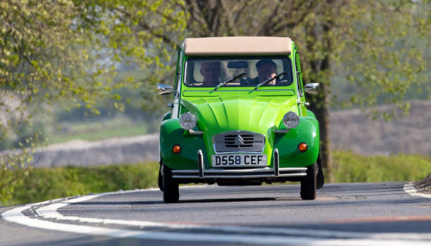 citroen 2cv - deux chevaux stockfoto's en -beelden