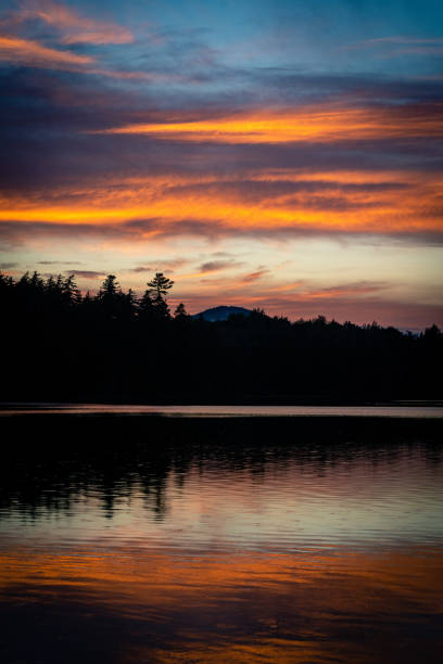 coucher de soleil dans les adirondacks - adirondack chair photos et images de collection