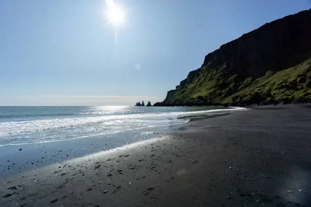Photo of Beautiful shot of the scenic black Reynisfjara Beach on a sunny day