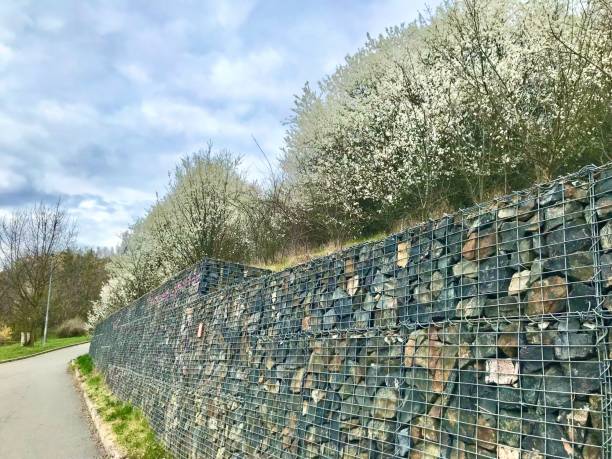 muro de piedra triturada para proteger los movimientos del suelo - lucha contra la erosión fotografías e imágenes de stock