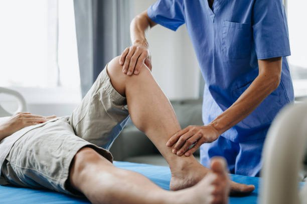 primer plano del fisioterapeuta trabajando con el paciente en la cama - columna vertebral humana fotografías e imágenes de stock