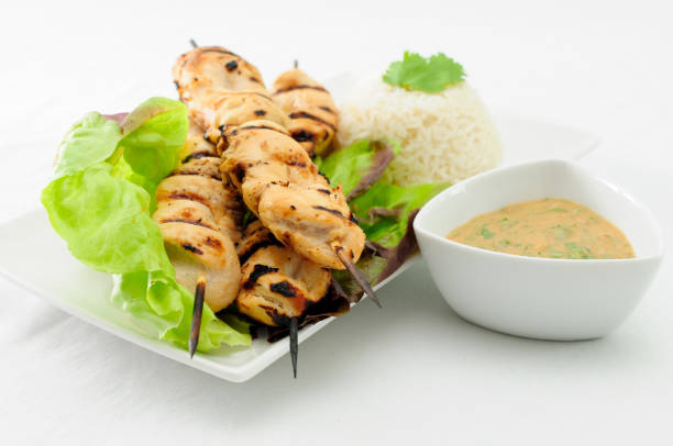 курица на бамбуковых шампурах с арахисовым соусом - chicken brochette стоковые фото и изображения