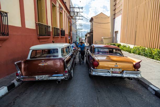 voitures anciennes classiques dans la rue - santiago de cuba photos et images de collection