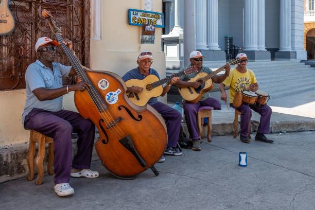 musiciens de rue se produisant à l’extérieur - santiago de cuba photos et images de collection