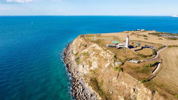 belle vue sur le paysage avec un phare cap gris-nez à audinghen, france - cap gris nez photos et images de collection