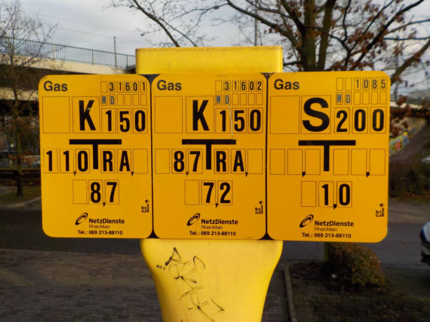 A sign indicating underground gas pipelines and valves, Frankfurt, Germany Frankfurt, Germany – January 24, 2021: A sign indicating underground gas pipelines and valves in Frankfurt, Hesse, Germany. The numbers define the location of the valve on the street. gas mark stock pictures, royalty-free photos & images