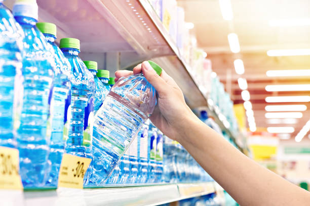 istock Drinking water in hand buyer 1478776540