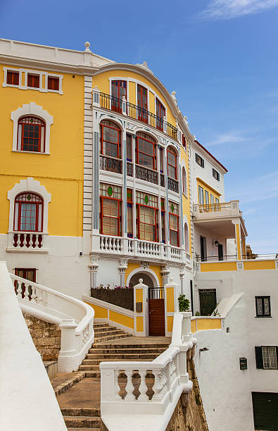 Colorido edifício em Menorca - fotografia de stock