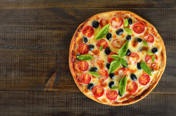 homemade pizza with tomato and olives - pepperoni pizza green olive italian cuisine tomato sauce imagens e fotografias de stock