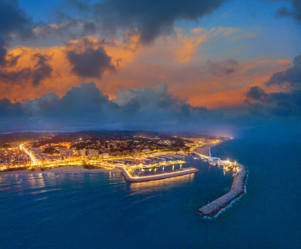 arenys de mar wioska plażowa zachód słońca panorama powietrza w barcelonie, katalonia - port de barcelona zdjęcia i obrazy z banku zdjęć