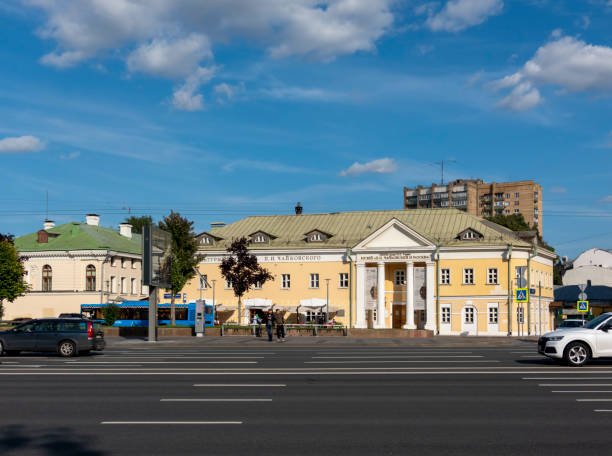 il centro culturale del compositore pyotr tchaikovsky. il museo tchaikovsky e mosca in piazza kudrinskaya. - boulevard mansion road grounds foto e immagini stock