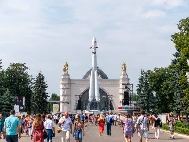 booster fusée vostok au pavillon space sur vdnch. marcher moscovites et touristes - vdnh photos et images de collection