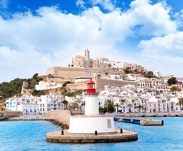 eivissa en ibiza ciudad faro de puerto de entrada, avisador luminoso rojo - isla de ibiza fotografías e imágenes de stock