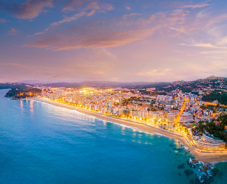 Lloret de Mar puesta de sol pueblo de playa skyline aéreo en Girona Cataluña Mediterráneo photo