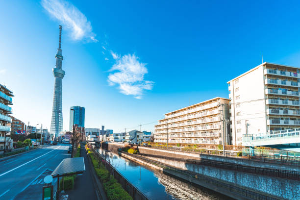 東京の川岸から見た東京スカイツリー - sky tree audio ストックフォトと画像